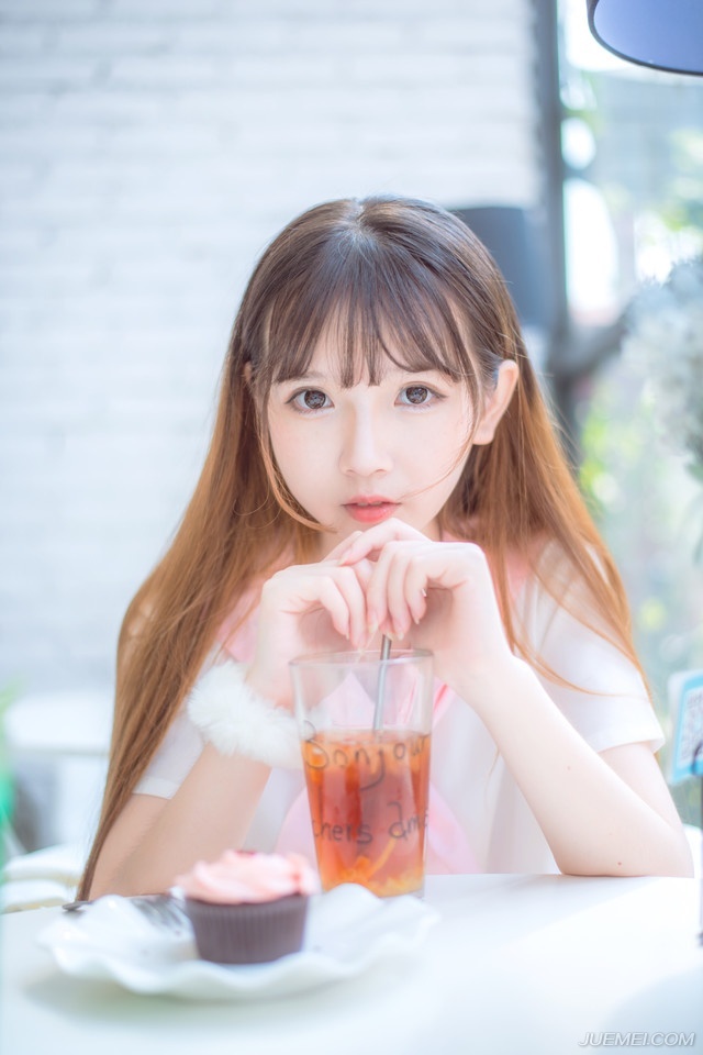 “进来吧。”吕布看了一眼地上的杯盏，摇了摇头，坐在自己的位子上向两女招了招手。